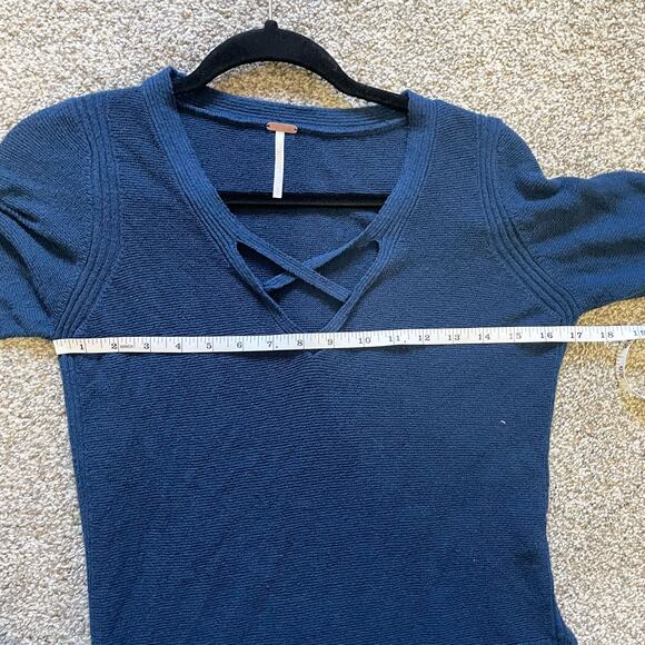 Free People Blue Criss Cross Sweater Size Small - Picture 4 of 6